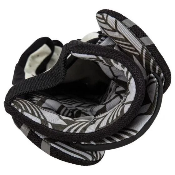 True Temper TRUE Cadet Lacrosse Gloves 6 True Temper TRUE Cadet Lacrosse Gloves - Image 4